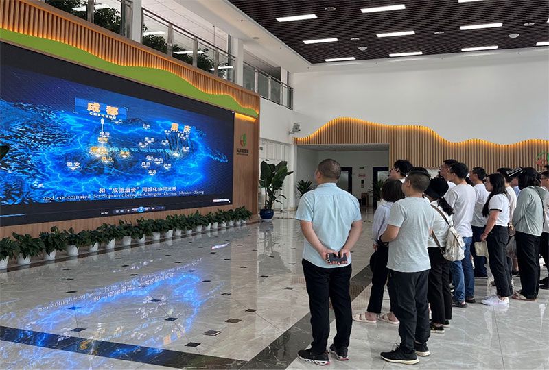 全體人員觀(guān)看農創(chuàng )園宣傳視頻